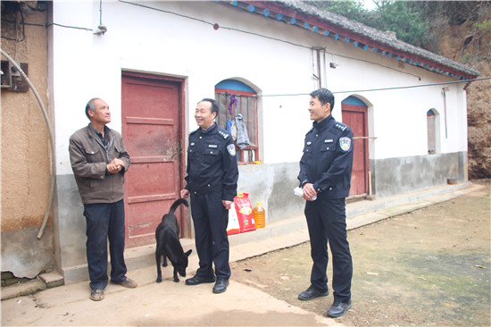 三门峡市陕州区驻村“第一书记”姚旭：让乡亲过上好日子_fororder_姚旭（右一）陪同帮扶领导看望双目失明的监测户张点军 照片由受访者提供