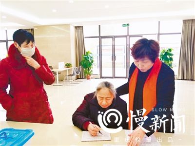 【重庆会客厅】社区书记为老人办理免费公交卡