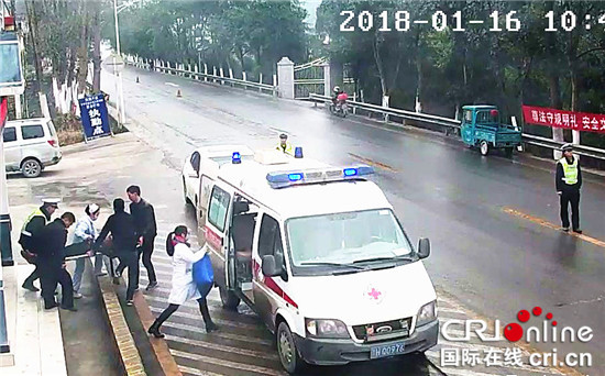 已过审【社会民生】寻医途中病人突然昏迷不醒 警民快速救助帮脱险