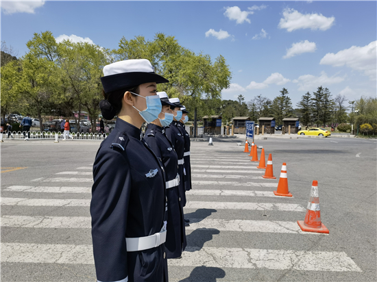 （图）鞍山公安局圆满完成“五一”假期安保工作_fororder_女交警节日在值勤。供图 鞍山公安局