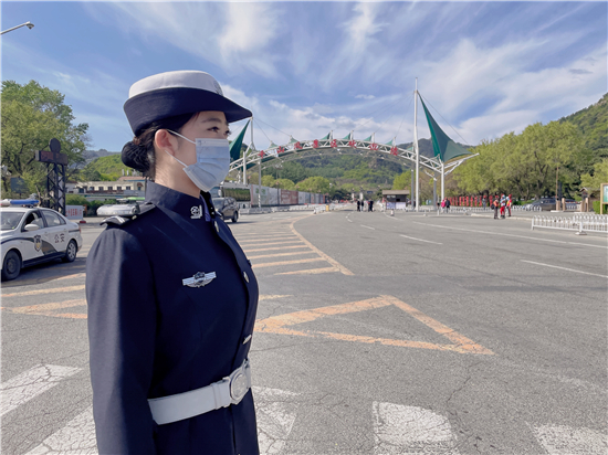 鞍山女交警当起志愿者 传承“五四“精神_fororder_青年节值勤传承“五四精神”。供图 鞍山交管局