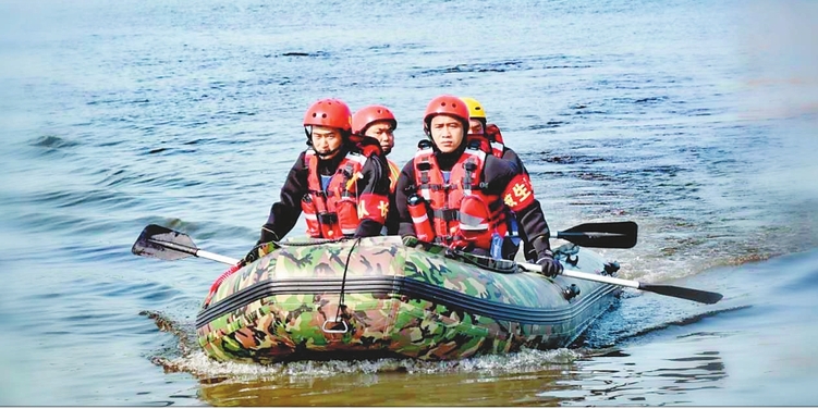 水域救援实战拉练举行