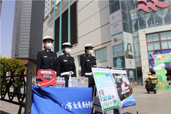 鞍山女交警当起志愿者 传承“五四“精神_fororder_五月四日设立的女交警服务点。供图 鞍山交管局