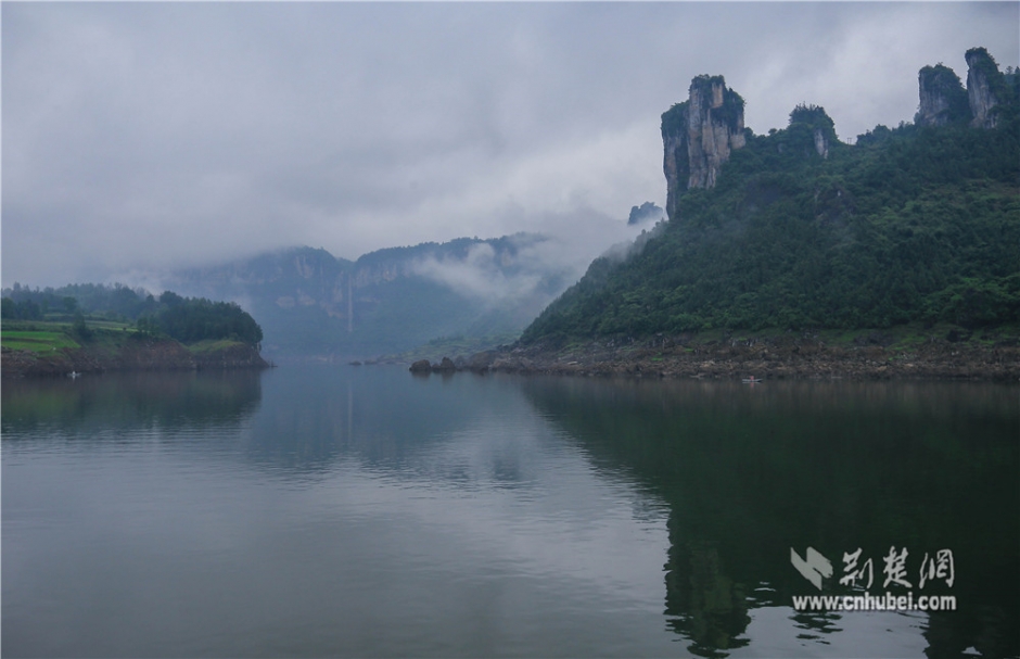 全国网媒走进清江蝴蝶崖景区的“绝美画卷”