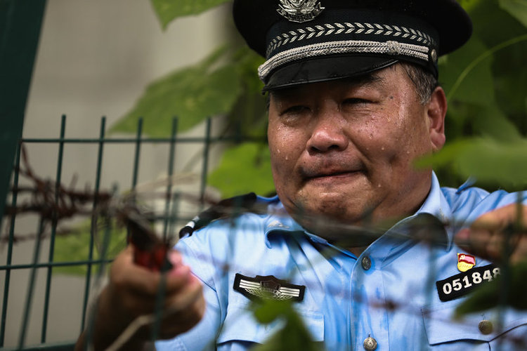 【河南供稿】战高温 鏖酷暑——郑州民警徒步巡防排隐患