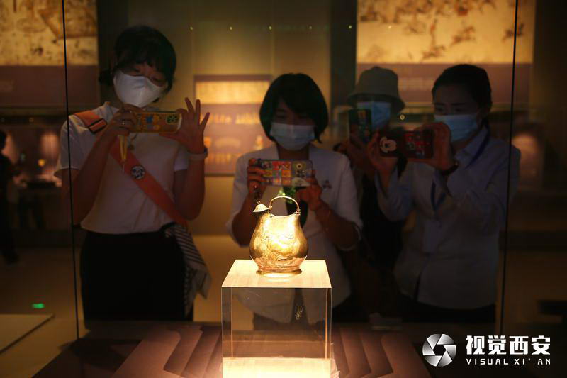 【中首 陕西 图】“大唐遗宝——何家村窖藏出土文物展”开幕 “形光色材”沉浸式体验重现大唐辉煌