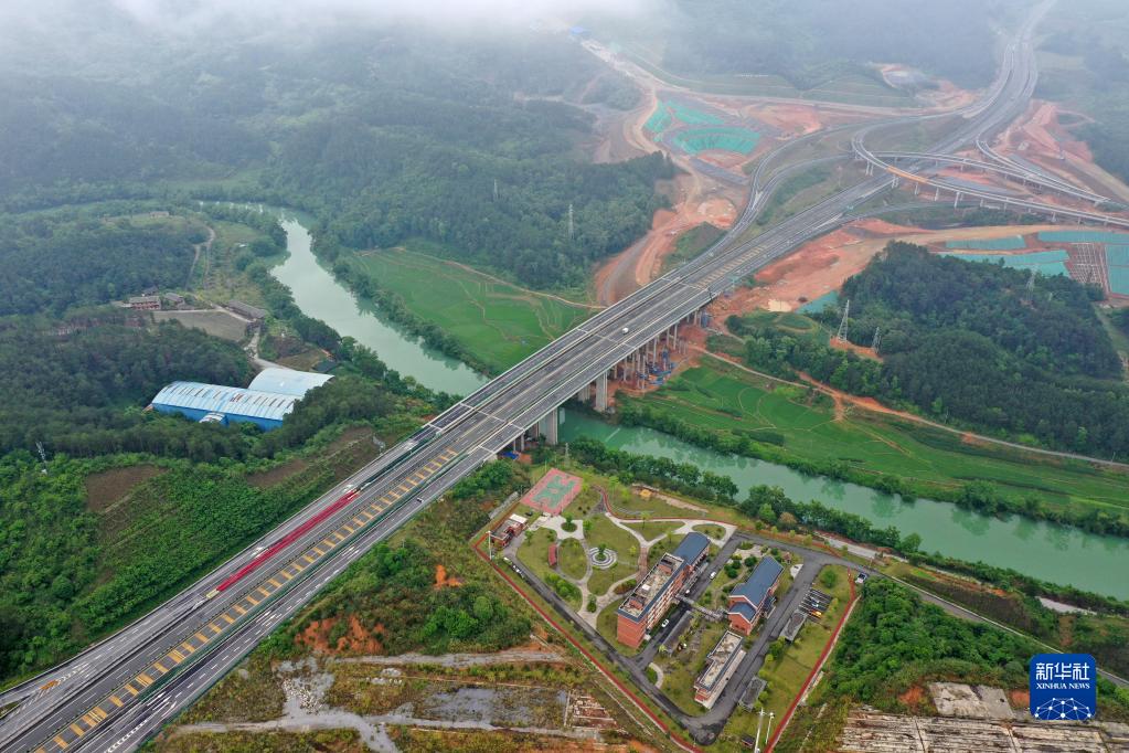 广西巴马：“长寿之乡”纵横振兴路