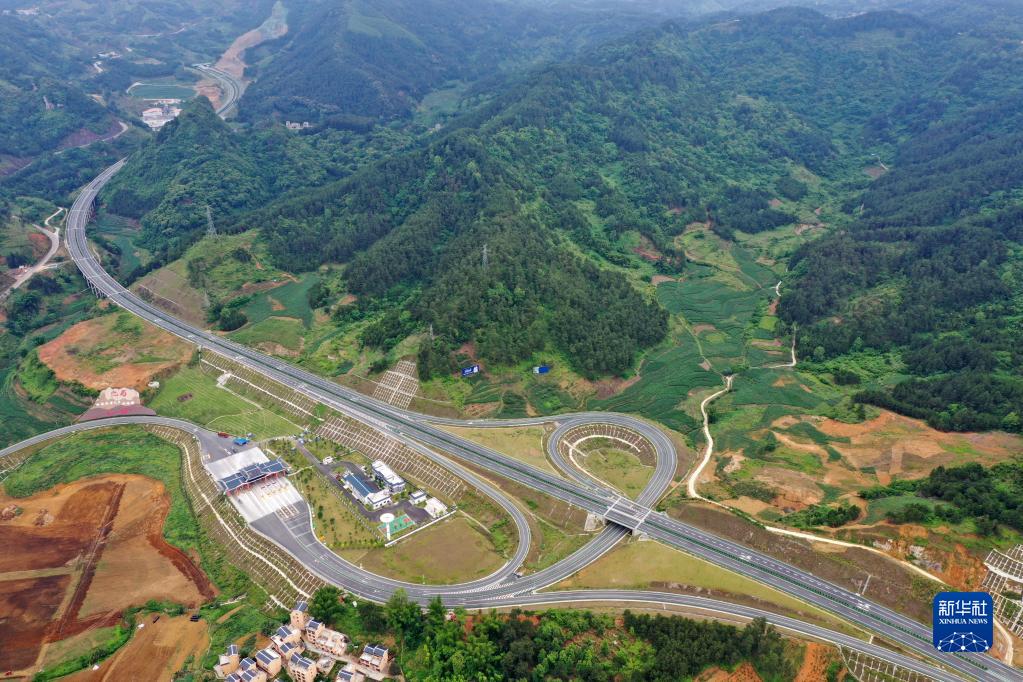 广西巴马：“长寿之乡”纵横振兴路