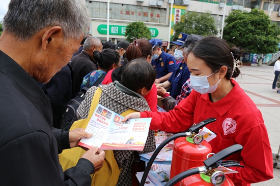 贵州碧江消防设置宣传点 科普“防灾减灾”知识_fororder_志愿者为市民讲解安全知识