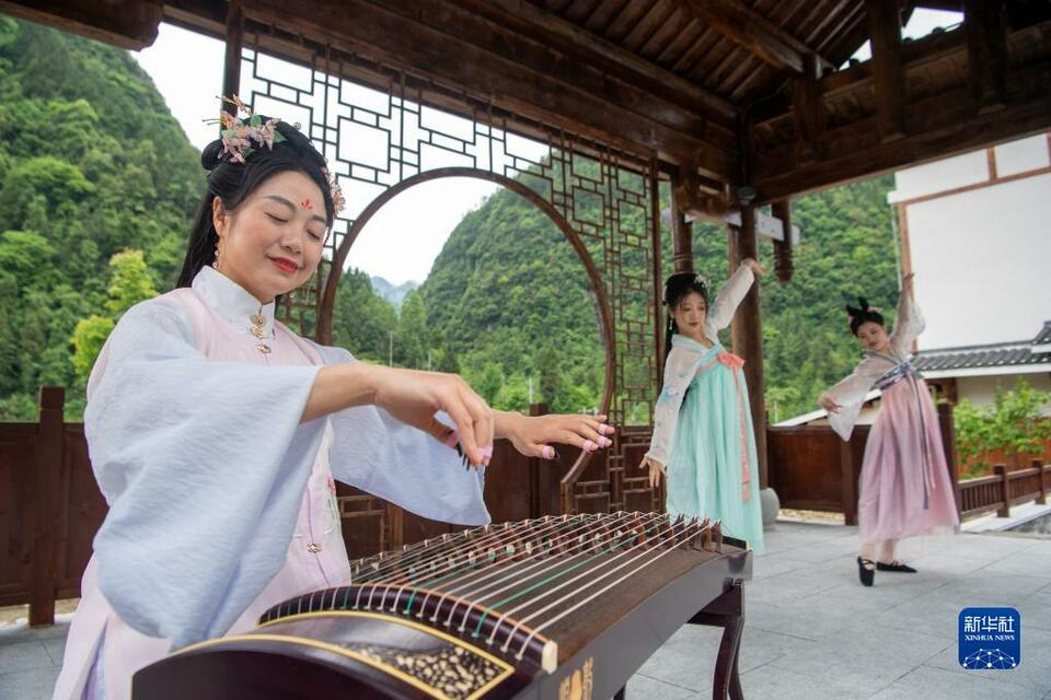 重庆：农文旅融合铺就高山土家小镇致富路