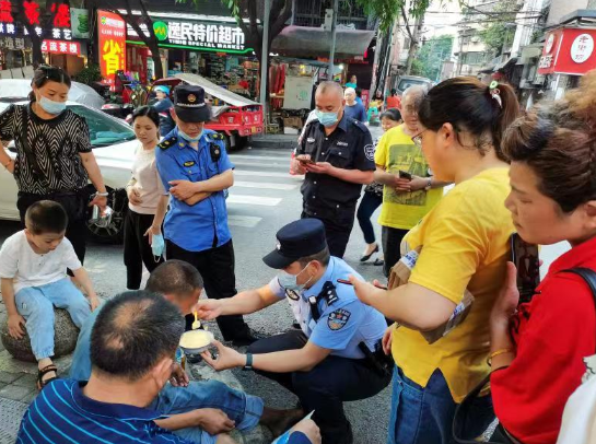 【原创】男子饿晕路边 重庆渝北民警亲自喂饭恢复体力_fororder_微信图片_20220512150858