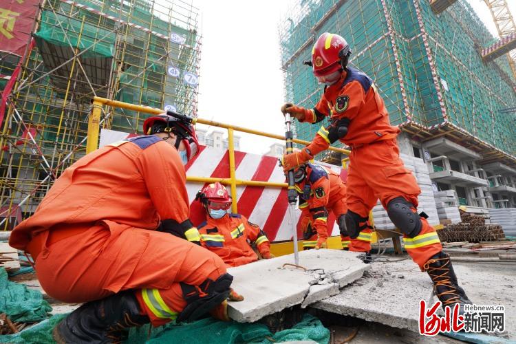 河北内丘：消防队员练兵忙