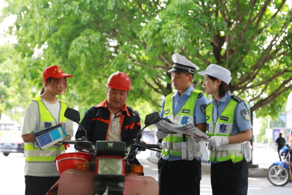 【原创】重庆巫溪警方开展“警校联建 微笑劝导”助力中高考活动_fororder_图片6(1)