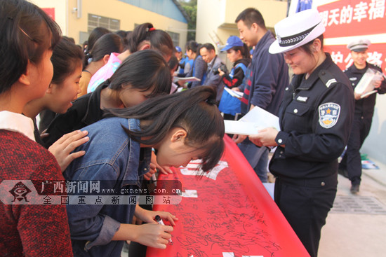 【焦点图】广西高速交警进校园开展交通安全主题宣讲（首页图片在文末）