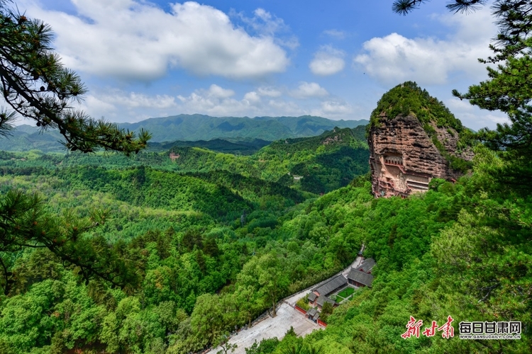 【文旅焦点图】夏日麦积山：群峰耸峙染翠色 飞瀑流泉画中画_fororder_麦积山1