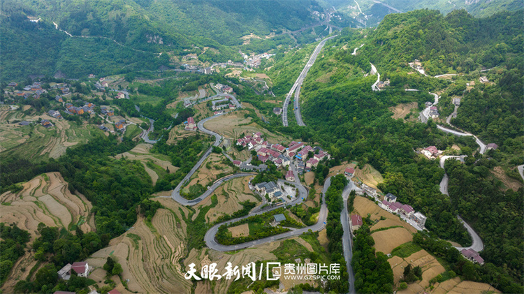 桐梓七十二道拐：弯道最密集的盘山公路