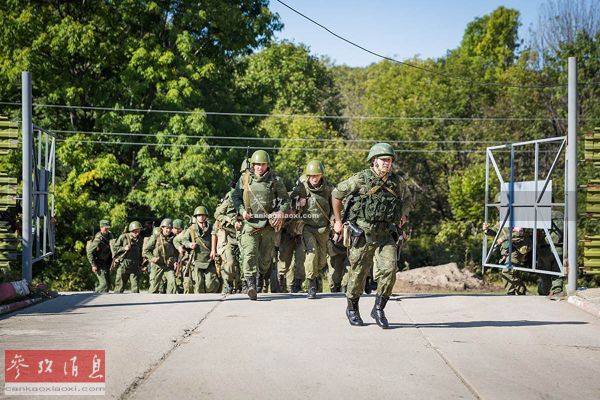 俄军集结10万精兵抗衡北约：配射程500公里导弹