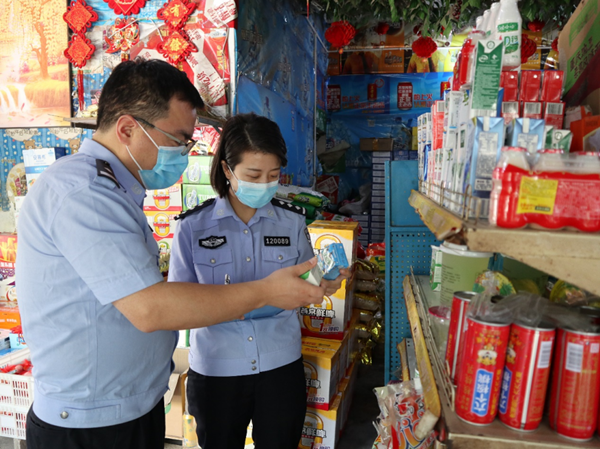 重庆高新警方严查校园周边食品安全 呵护孩子健康成长_fororder_图片1