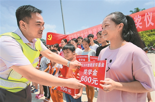 柳州融水：驻村干部为优秀学生发放“奖学金”