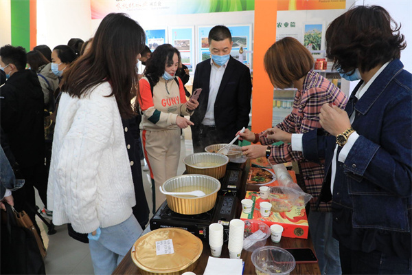 本土网红推介特产好物 直播带货助力乡村振兴