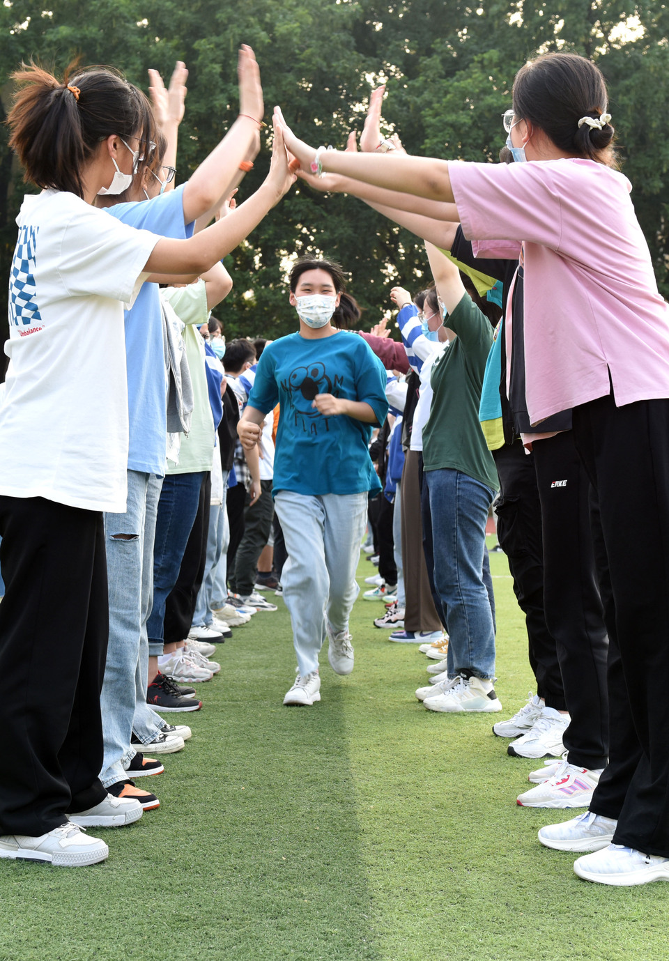 5月26日，安徽省淮南一中高三学生在教室内学习，教室窗户玻璃上贴着一张通往理想大学的创意火车票。2022年全国高考临近，高三学生认真复习备考。_fororder_26