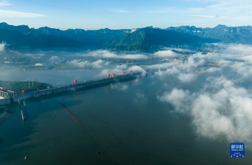 湖北秭归：云雾缭绕三峡美