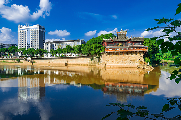 Hi，自贡！｜打造独具特色公园城市 推动自贡老工业城市转型升级_fororder_6美丽的釜溪河畔（摄影-廖志全）