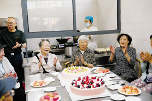 昆明幸福食堂饭香浓 老人吃出幸福味_fororder_2