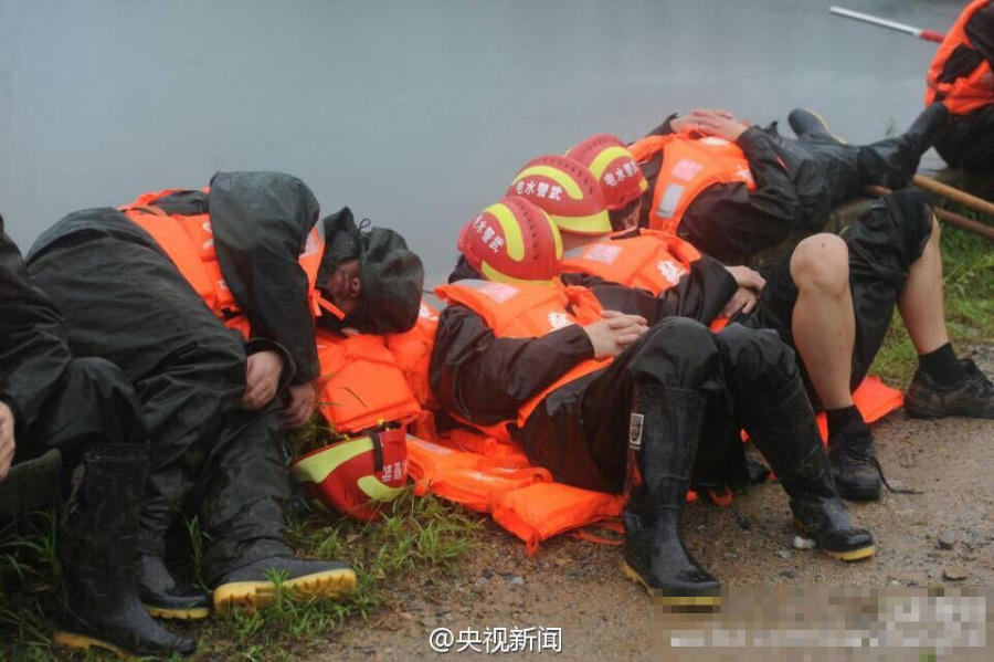 两天两夜没睡 抗洪战士在雨中睡着