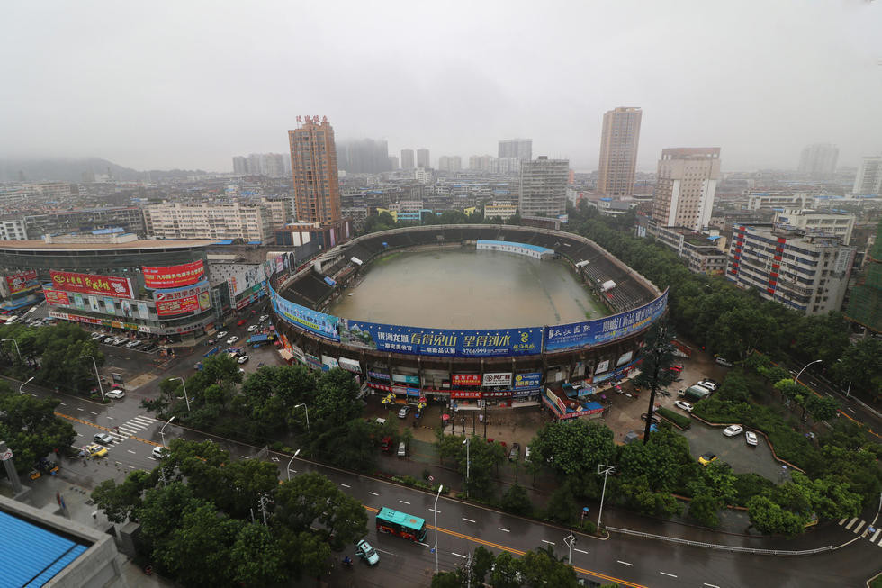 湖北一体育场被暴雨“灌满　场面惊人