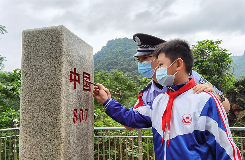 广西百色：小学生“走边关”迎“六一”