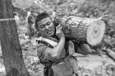 【城市远洋】【要闻】信阳固始史灌河大堤再次出现两次塌陷 众人紧急封堵