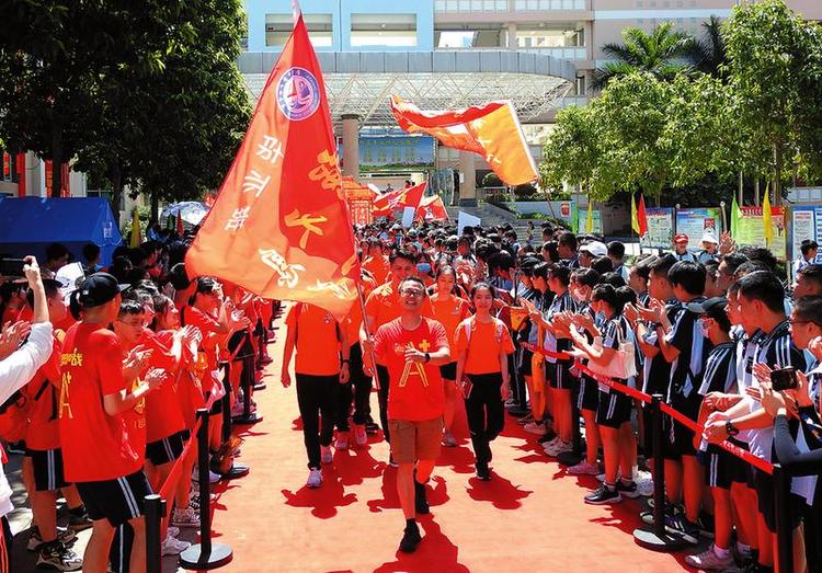 今日，南宁9万多名学子奔赴中考考场 为给考生加油鼓劲，南宁各校昨日举行了振奋人心的送考仪式