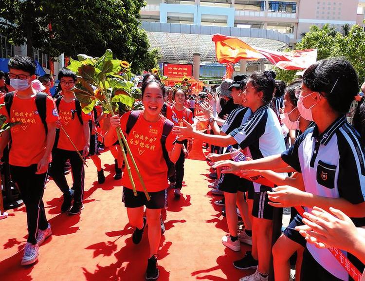 今日，南宁9万多名学子奔赴中考考场 为给考生加油鼓劲，南宁各校昨日举行了振奋人心的送考仪式