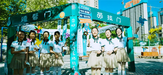 沈阳市小学复学日 望湖路学子手持创意风车“迎风而归”_fororder_图片1