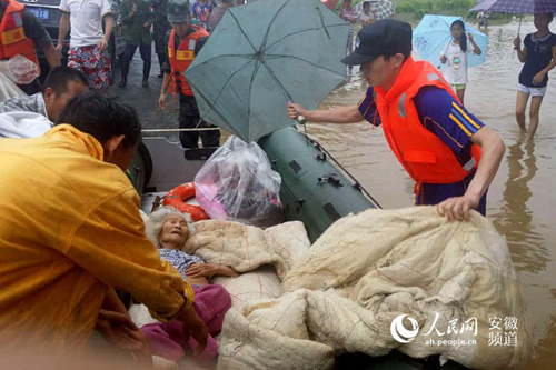 南方地区连续遭遇强降雨侵袭 各地军民奋力抗洪抢险