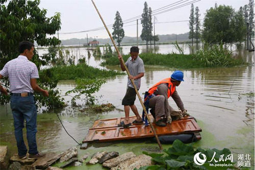 南方地区连续遭遇强降雨侵袭 各地军民奋力抗洪抢险