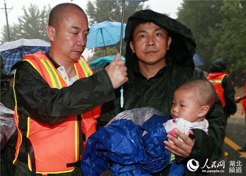 南方地区连续遭遇强降雨侵袭 各地军民奋力抗洪抢险