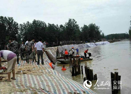 南方地区连续遭遇强降雨侵袭 各地军民奋力抗洪抢险