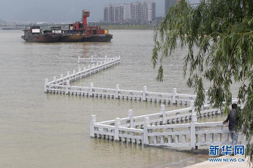 南方地区连续遭遇强降雨侵袭 各地军民奋力抗洪抢险