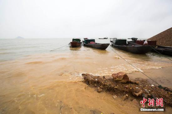 长江中下游汛情持续 多地开始防汛实战(图)