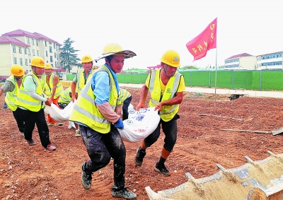 长江南京站最高潮位缓慢下降