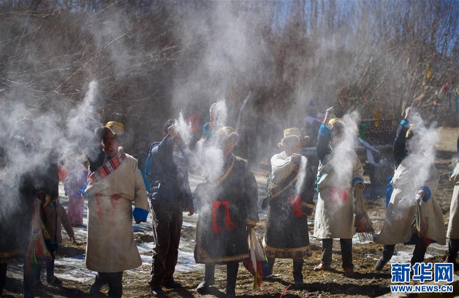 西藏日喀则：竖五彩经幡 祈五谷丰登