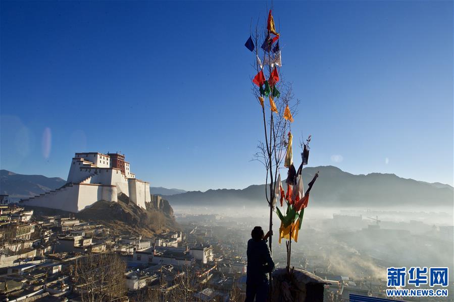 西藏日喀则：竖五彩经幡 祈五谷丰登