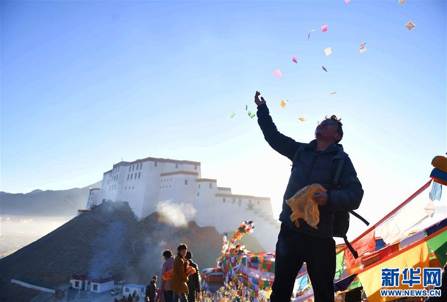 西藏日喀则：竖五彩经幡 祈五谷丰登