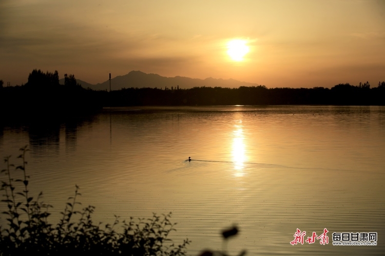 【文旅】落日与晚霞齐飞 远山与湖水同框 张掖芦水湾美到极致_fororder_张掖1