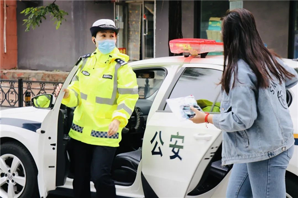 鞍山交警护航高考 助考生书写“有为”答卷_fororder_服务考生。供图 鞍山交警