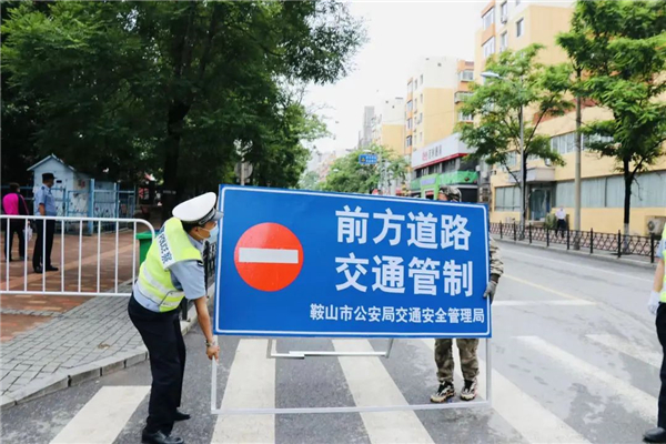 鞍山交警护航高考 助考生书写“有为”答卷_fororder_设置路牌保障考场边环境。供图鞍山交警