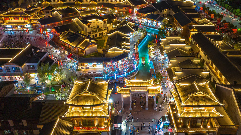 湖北襄阳：特色古镇夜景美 灯光璀璨引游人