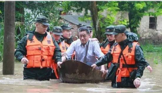 暴雨中，他们朝着最危险的地方前进！